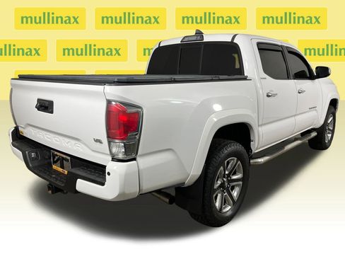 Used 2016 Toyota Tacoma Limited w/ Towing Package image 4
