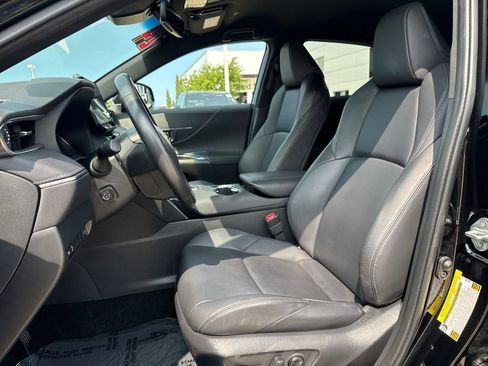 Used 2024 Toyota Venza XLE AWD/4WD image 12
