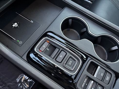 Used 2025 Honda Pilot Touring image 24