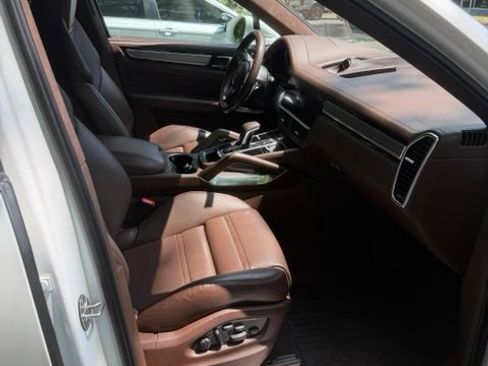 Used 2023 Porsche Cayenne Turbo AWD/4WD image 7