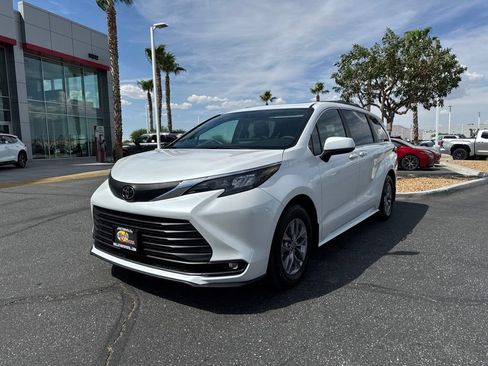 Used 2026 Toyota Sienna XLE FWD image 3
