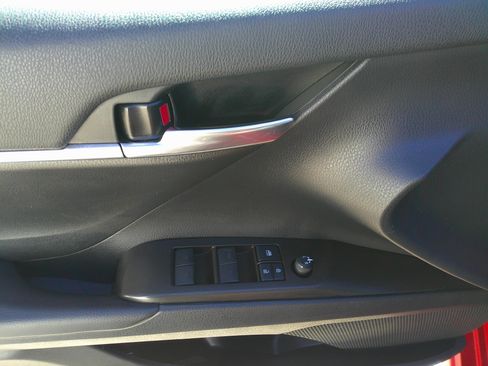 Used 2022 Toyota Camry SE image 18