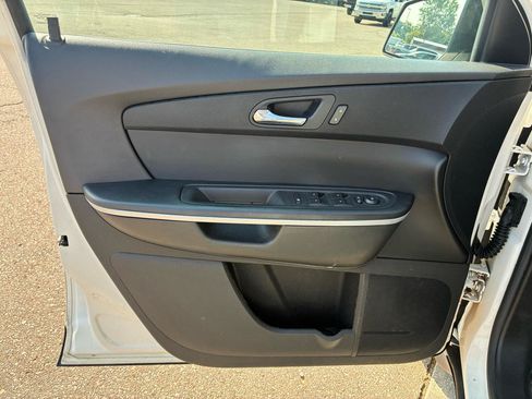 Used 2011 GMC Acadia SLE FWD image 17