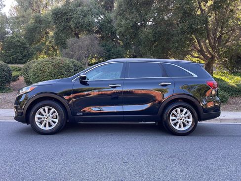 Used 2019 Kia Sorento LX w/ LX Convenience Package image 3