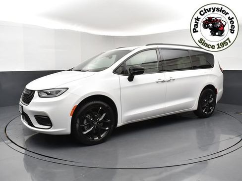 Used 2026 Chrysler Pacifica Limited w/ S Appearance Package AWD/4WD image 3