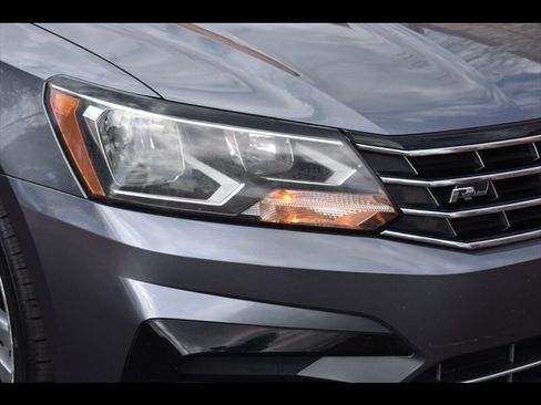 Used 2018 Volkswagen Passat 2.0T R-Line image 43