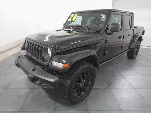 Used 2024 Jeep Gladiator Sport image 1