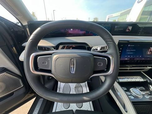 Used 2025 Lincoln Nautilus Reserve AWD/4WD image 39