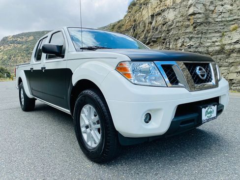 Used 2018 Nissan Frontier SV RWD image 2