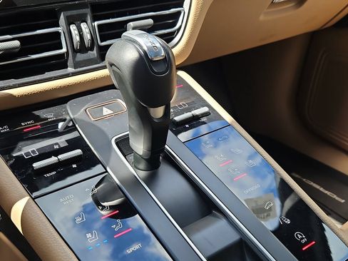 Certified 2023 Porsche Macan S AWD/4WD image 32
