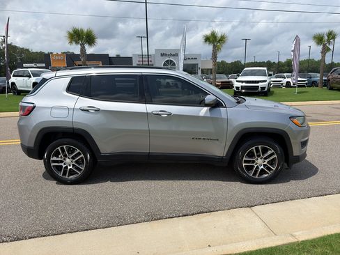 Used 2018 Jeep Compass Latitude FWD image 2