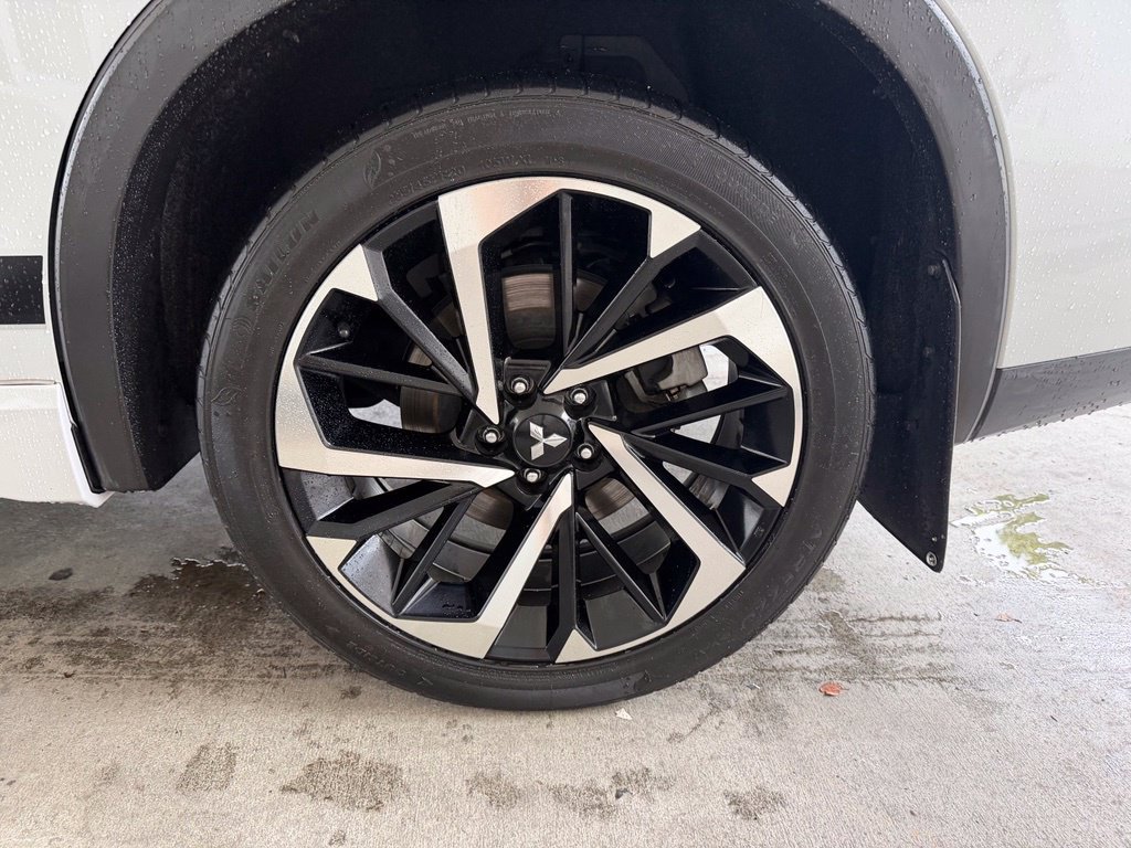 Used 2023 Mitsubishi Outlander 4WD Plug-In Hybrid image 17