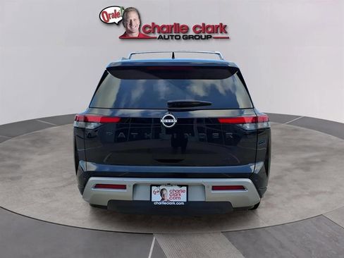 Used 2023 Nissan Pathfinder SL w/ Black Appearance Package image 4