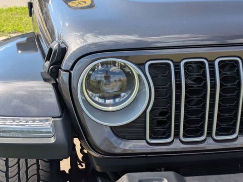 Used 2025 Jeep Wrangler Unlimited Sahara AWD/4WD image 9