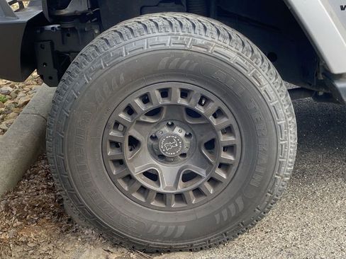 Used 2016 Jeep Wrangler Unlimited Sahara image 12