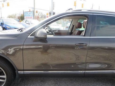 Used 2016 Volkswagen Touareg Sport image 41