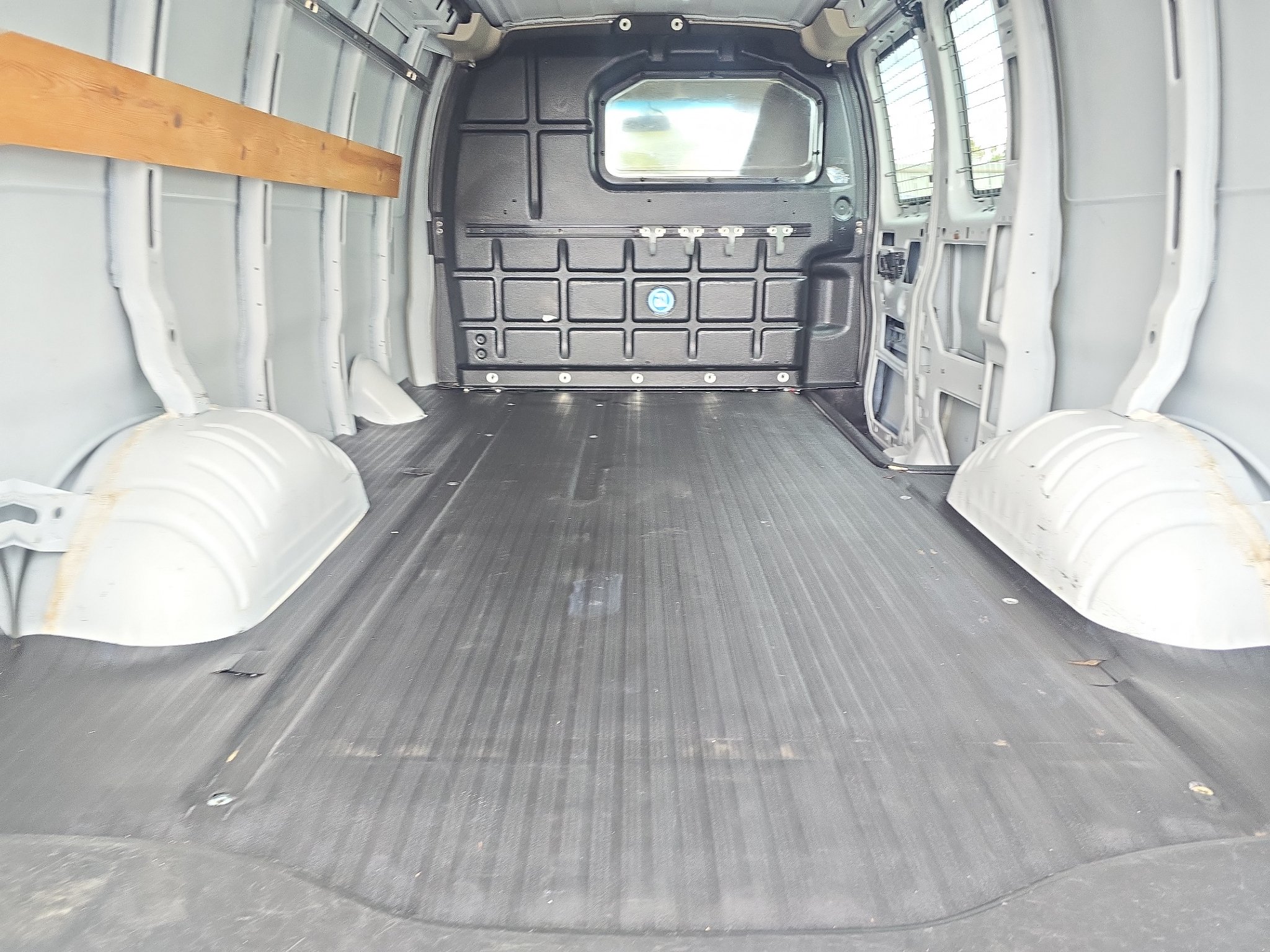 Used 2018 Chevrolet Express 2500 w/ Driver Convenience Package RWD image 10