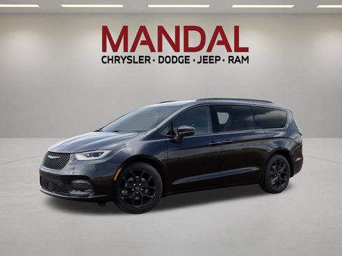 New 2026 Chrysler Pacifica Select w/ S Appearance Package FWD image 2