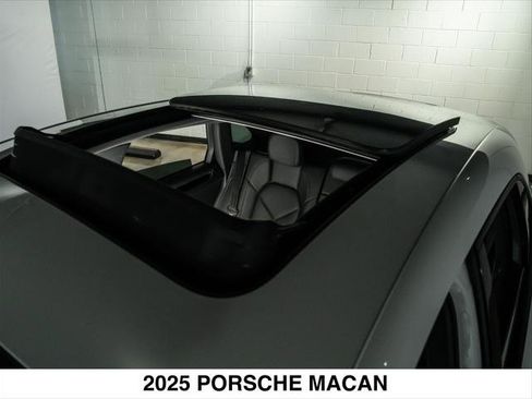 Used 2025 Porsche Macan AWD/4WD image 15