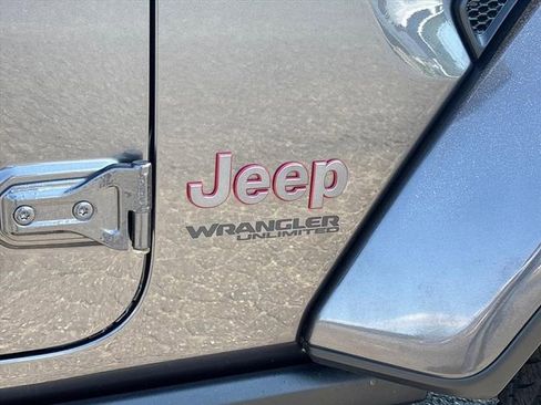 Used 2022 Jeep Wrangler Unlimited Rubicon w/ Cold Weather Group AWD/4WD image 11