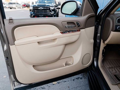 Used 2011 GMC Yukon SLT w/ SLT Chrome Package image 12