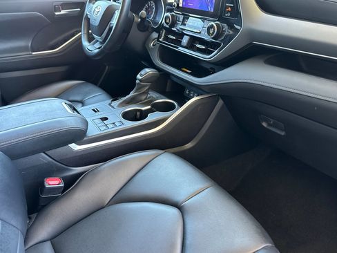 Used 2024 Toyota Highlander XLE FWD image 31