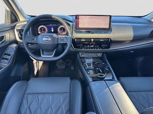 Used 2025 Nissan Rogue Platinum w/ Tech Package image 11