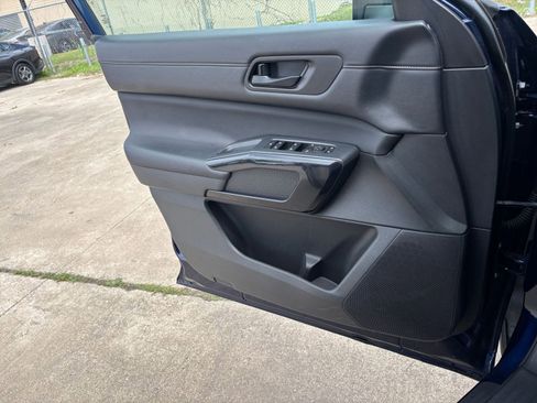 Used 2025 Nissan Pathfinder SV image 18