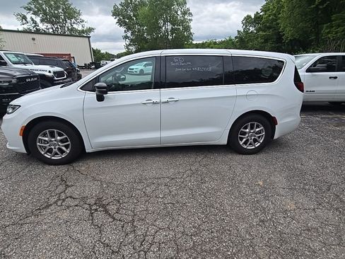 Used 2024 Chrysler Pacifica Touring-L FWD image 3