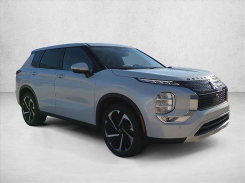 Used 2024 Mitsubishi Outlander SE FWD image 3