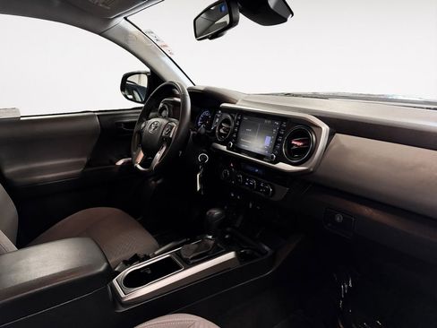 Used 2022 Toyota Tacoma SR5 w/ Technology Package image 9