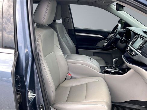 Used 2018 Toyota Highlander XLE AWD/4WD image 7
