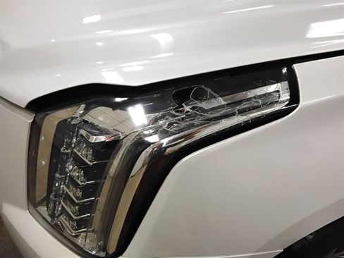 Used 2017 Cadillac Escalade Luxury AWD/4WD image 22