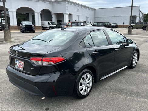 Used 2023 Toyota Corolla LE image 7