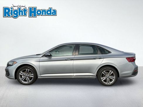Used 2024 Volkswagen Jetta SE FWD image 3