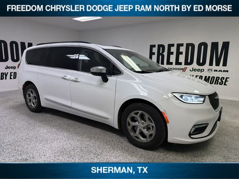 Used 2023 Chrysler Pacifica Limited FWD image 3