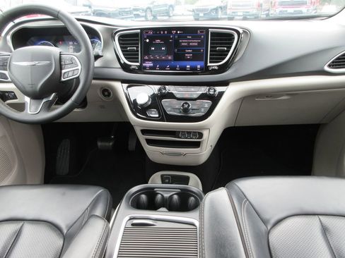 Used 2023 Chrysler Pacifica Touring-L image 15