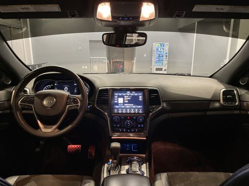 Used 2018 Jeep Grand Cherokee Laredo image 32