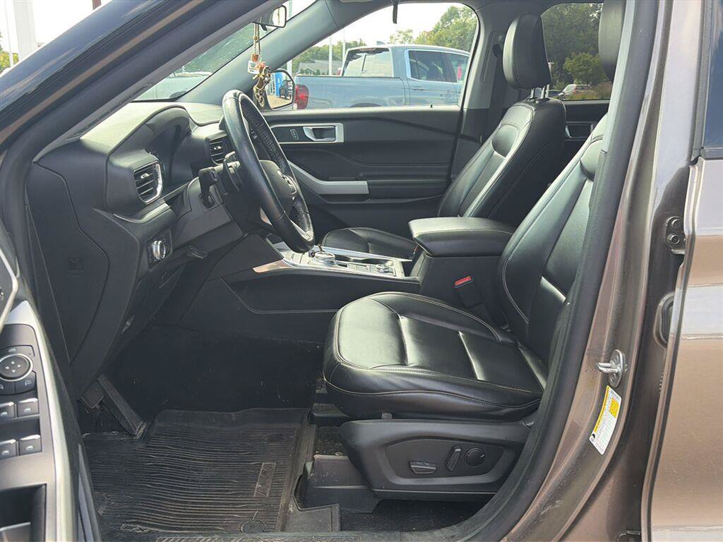 Used 2021 Ford Explorer XLT w/ Equipment Group 202A AWD/4WD image 14