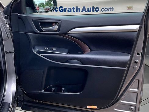 Used 2019 Toyota Highlander XLE AWD/4WD image 32