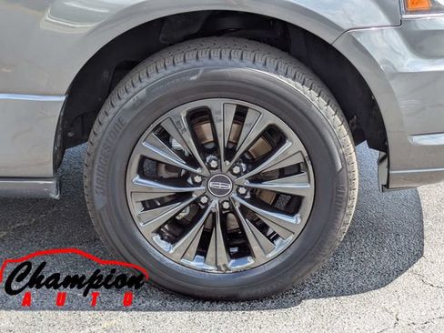 Used 2017 Lincoln Navigator Select RWD image 12