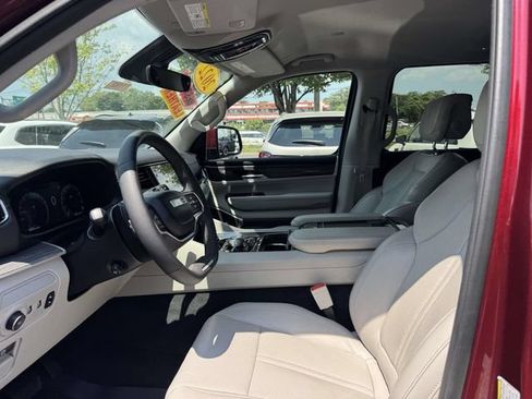 Used 2022 Jeep Wagoneer Series III w/ Flexible Seating Group AWD/4WD image 13