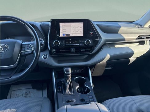 Used 2023 Toyota Highlander LE image 11