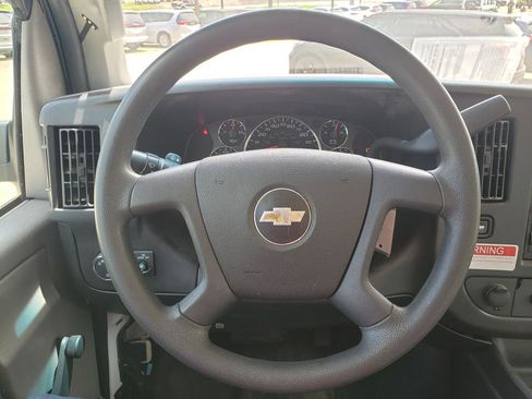 Used 2017 Chevrolet Express 3500 RWD image 18