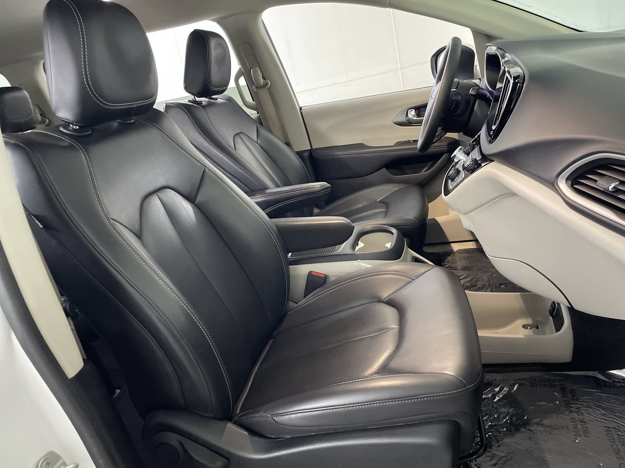 Used 2023 Chrysler Pacifica Touring-L FWD image 24