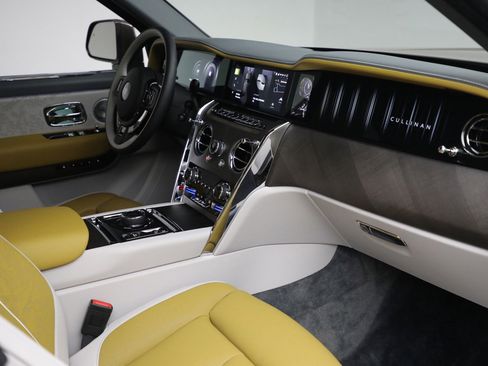 Certified 2025 Rolls-Royce Cullinan image 31