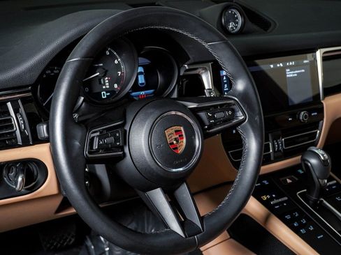 Certified 2025 Porsche Macan AWD/4WD image 18