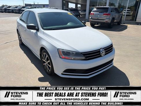 Used 2016 Volkswagen Jetta SE FWD image 4