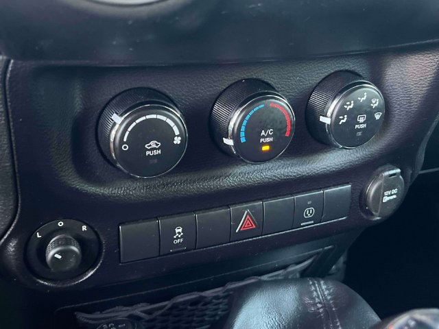 Used 2016 Jeep Wrangler Sahara w/ Connectivity Group AWD/4WD image 28