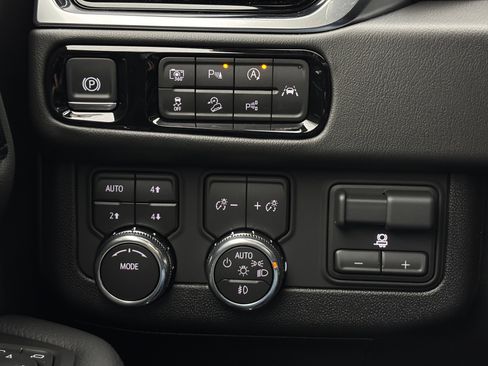 New 2026 GMC Yukon Denali w/ Advanced Technology Package AWD/4WD image 26